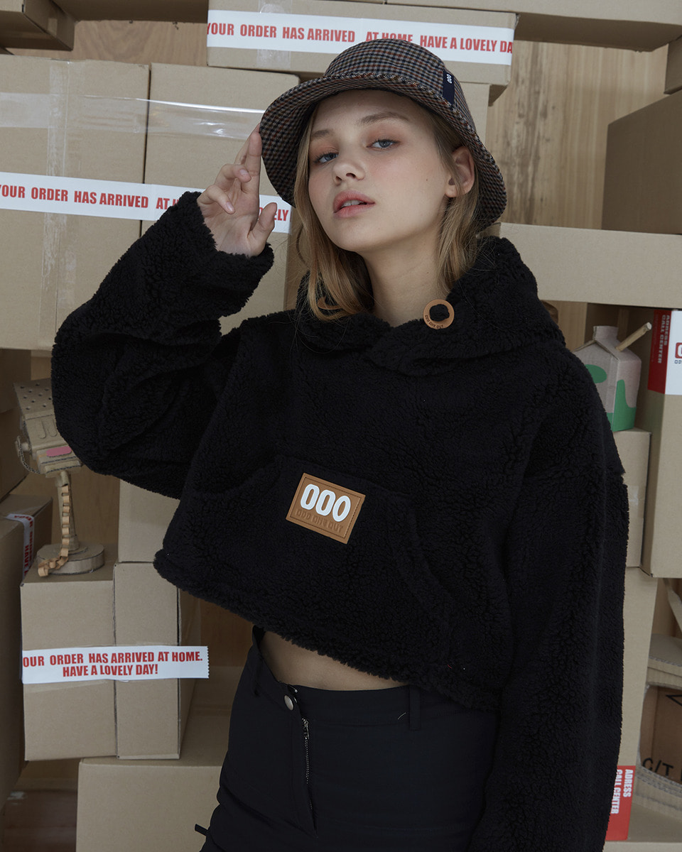 ODD ONE OUT SHEAR CROP HOODIE_BLACK