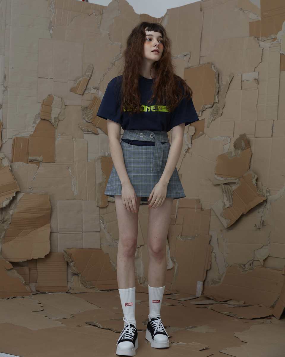 ODD ONE OUT CHECK BELT SKIRT_GREY